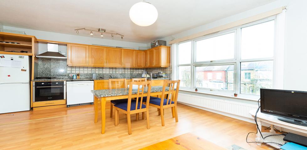 			TOP FLOOR OF A PERIOD CONVERSION, 1 Bedroom, 1 bath, 1 reception Flat			 Regina Road, STROUD GREEN